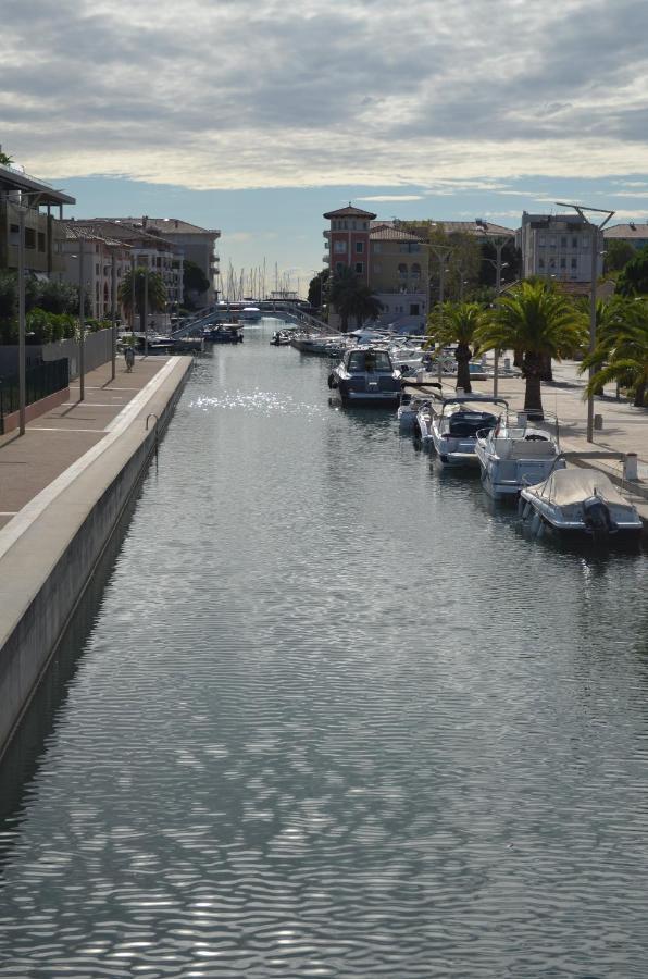Charmant Appartement A 350M De La Plage Et Du Port Fréjus Exteriör bild