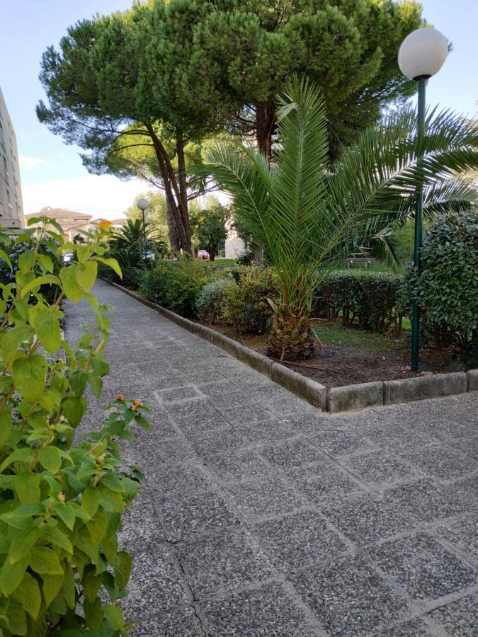Charmant Appartement A 350M De La Plage Et Du Port Fréjus Exteriör bild